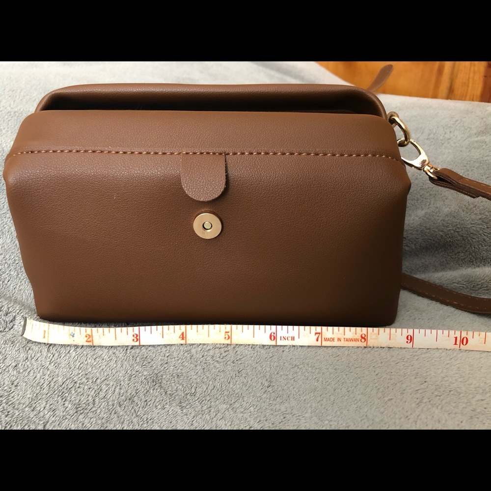 Small crossbody vintage style medicine handbag. - Picture 6 of 7